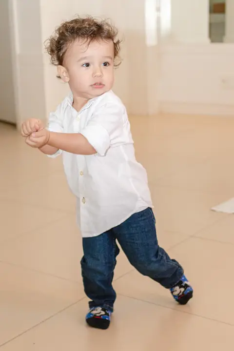 me nino dançando baby shark'