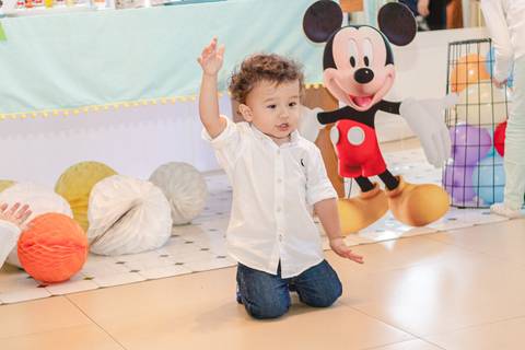 me nino dançando baby shark'