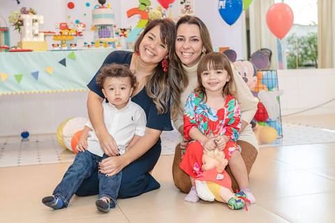mães e filhos abraçados '