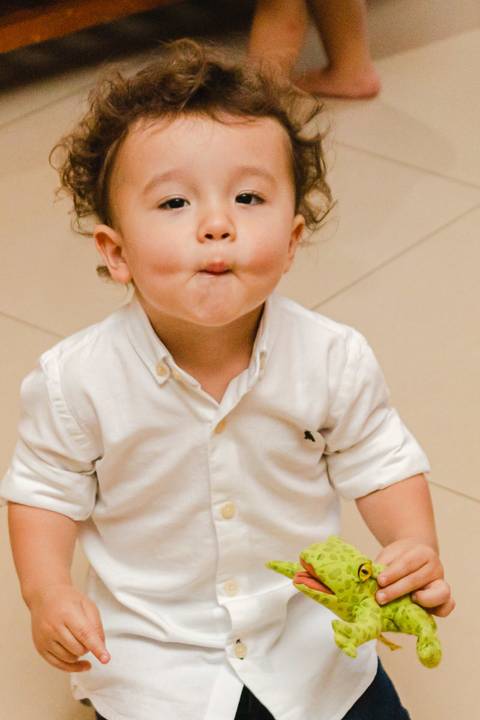 menino fazendo careta e boca de peixinho'