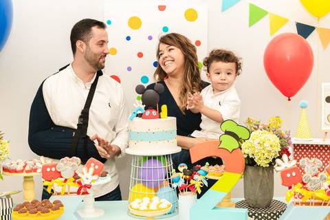 família cantando parabéns na festa de aniversário infantil com tema do Mickey '