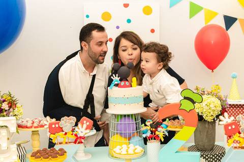 família cantando parabéns na festa de aniversário infantil com tema do Mickey '