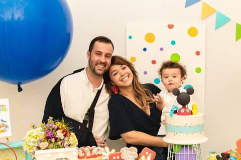 família cantando parabéns na festa de aniversário infantil com tema do Mickey '