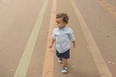 menino correndo no parque '