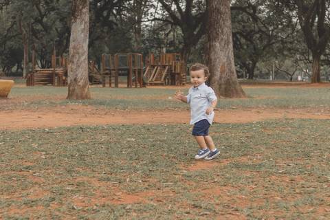 menino correndo no parque '