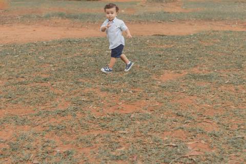 menino correndo no parque '