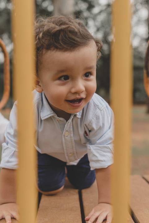 Menino brincando no parquinho '