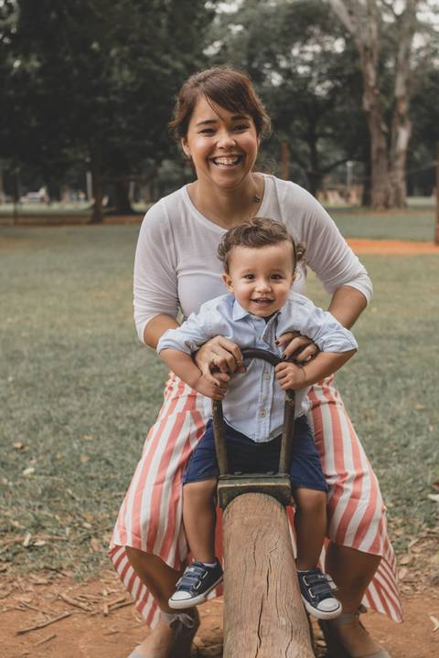 mãe e filho na gangorra no parquinho'