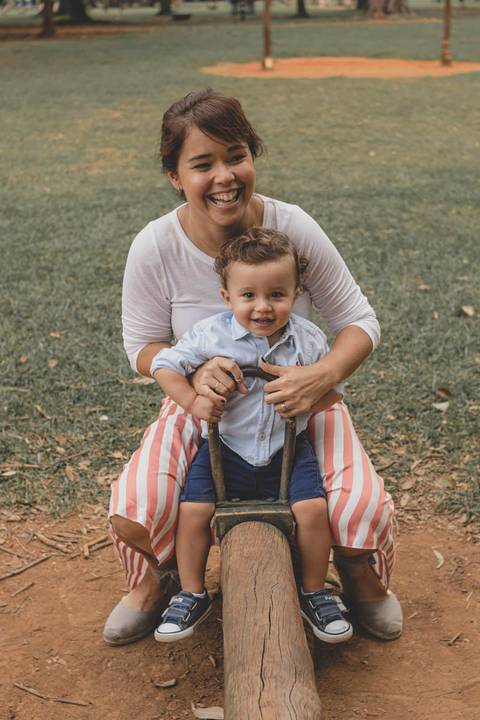 mãe e filho na gangorra no parquinho'