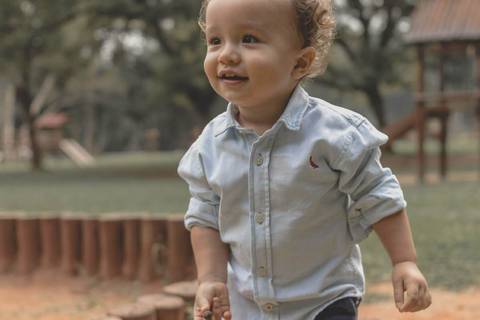 menino correndo no parque '