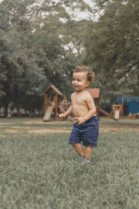 menino correndo no parque '