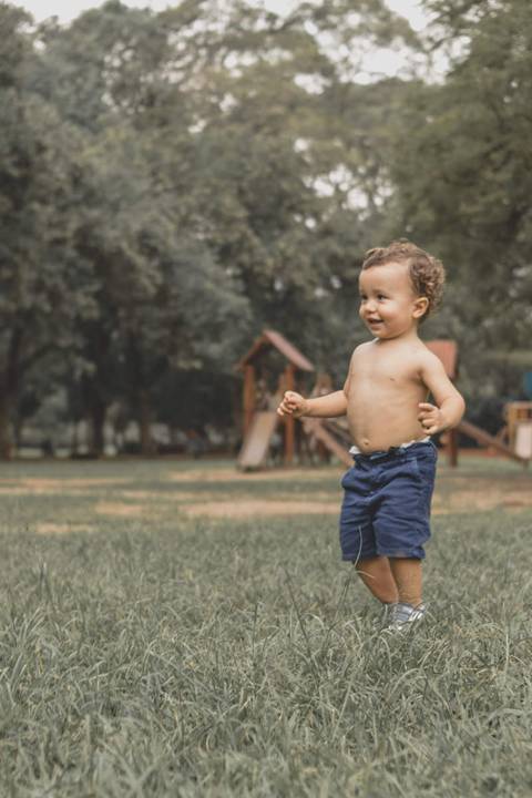 menino correndo no parque '