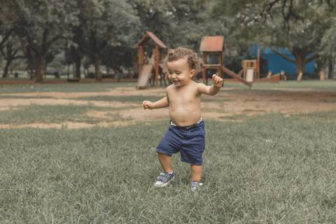 menino correndo no parque '