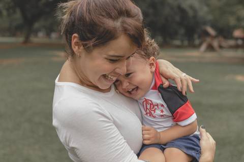 mãe e filho abraçados '