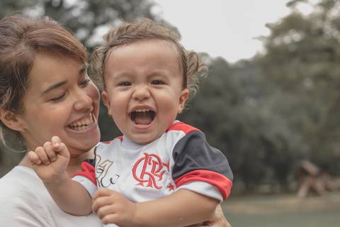 mãe e filho sorrindo '