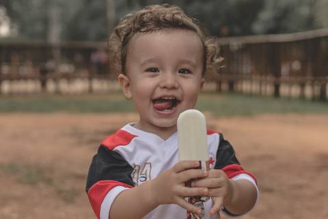 menino comendo sorvete picolé '