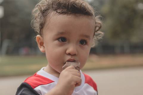menino comendo sorvete picolé '