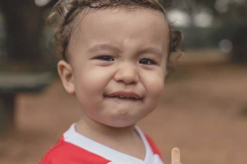 menino comendo sorvete picolé '