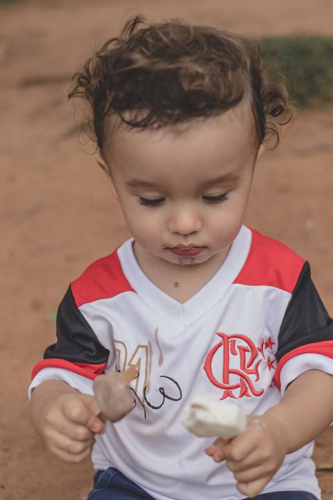 menino comendo sorvete picolé '