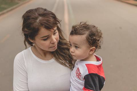 mãe com filho no colo'