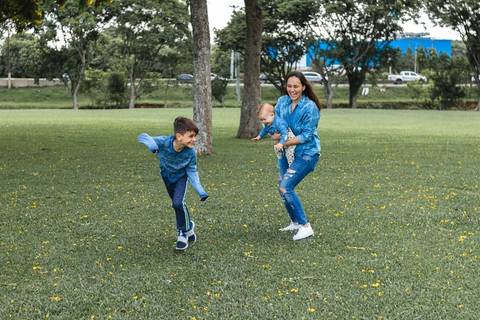 mãe e filhos brincando de correr de pique pega'