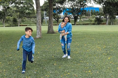 mãe e filhos brincando de correr de pique pega'
