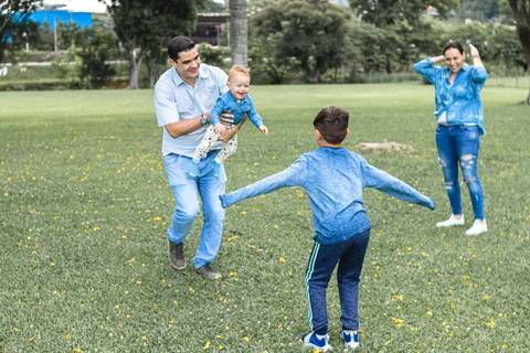 família brincando de pega pega '