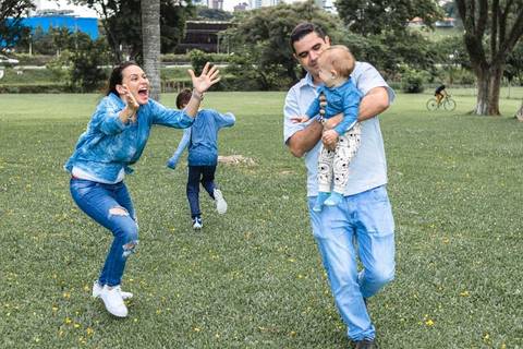 família brincando de pega pega '
