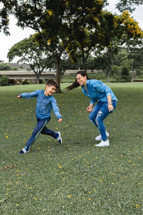 mãe e filho brincando correr de pega pega '