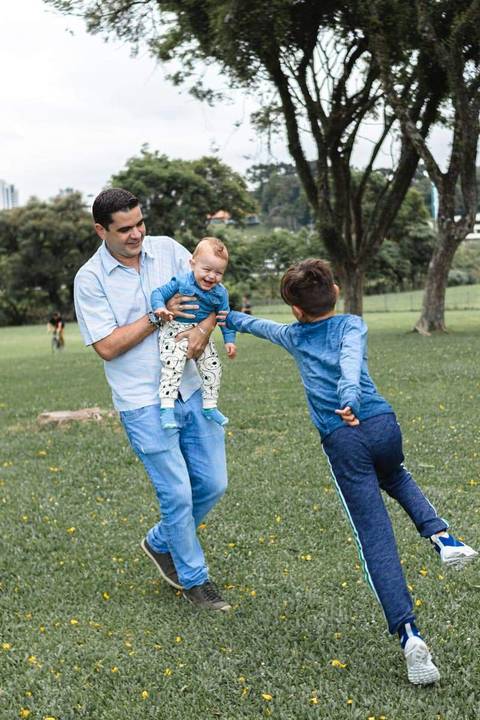 família brincando de pega pega '