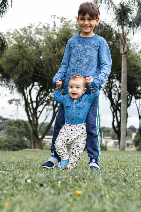 Irmãos de mãos dadas no parque '