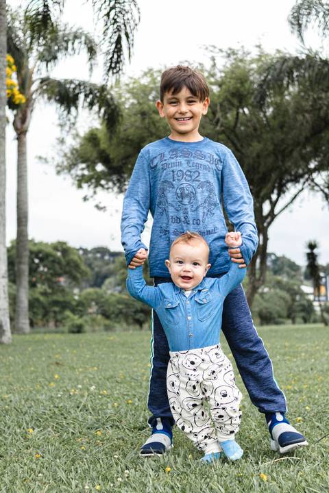 Irmãos de mãos dadas no parque '