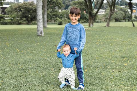 Irmãos de mãos dadas no parque '