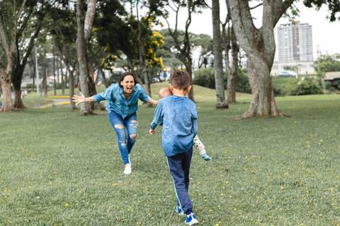 família brincando de pega pega '
