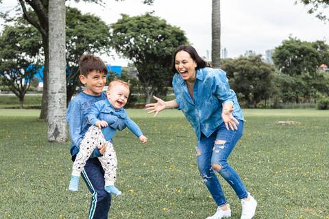 família brincando de pega pega '