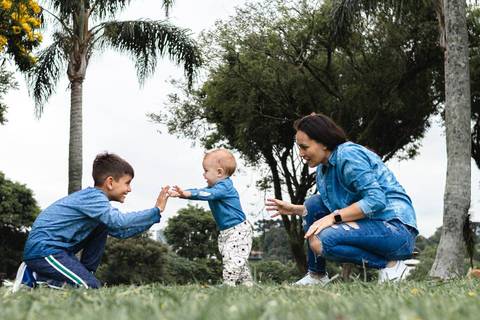 família brincando no parque '