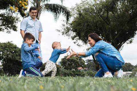 família brincando no parque '