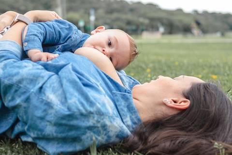 mãe amamentando bebê no Parque '