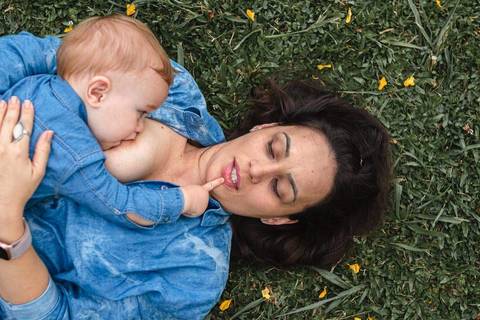 mãe amamentando bebê no Parque '