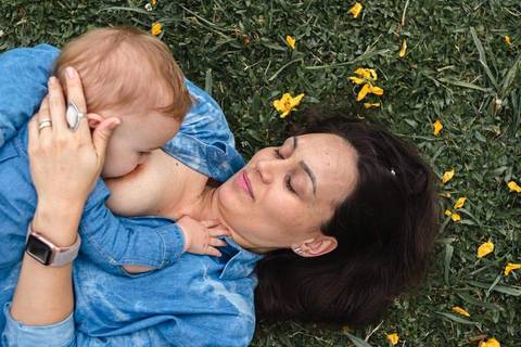 mãe amamentando bebê no Parque '