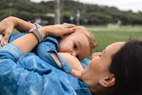 mãe amamentando bebê no Parque '