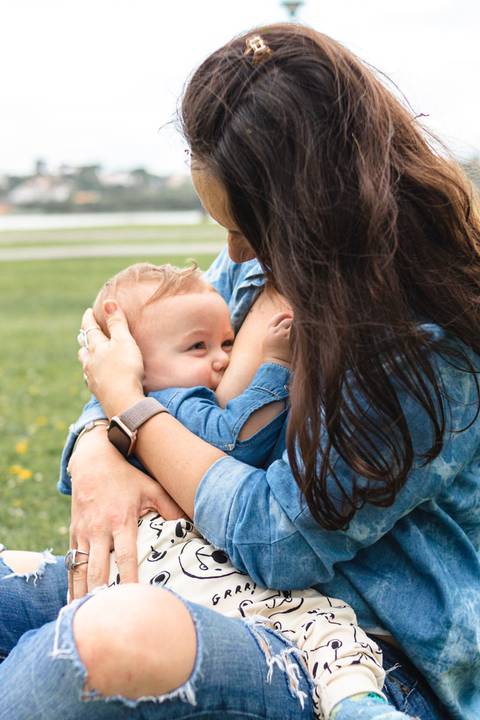 mãe amamentando bebê no Parque '