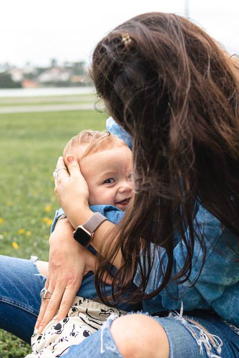 mãe amamentando bebê no Parque '