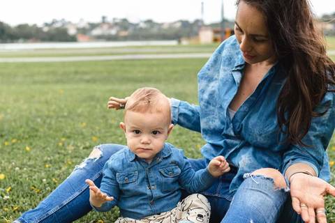 mãe e filho bebê no parque '