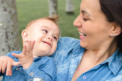 mãe e filho bebê no parque '