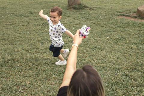 menino correndo e brincando de Buzz Lightyear no parque '