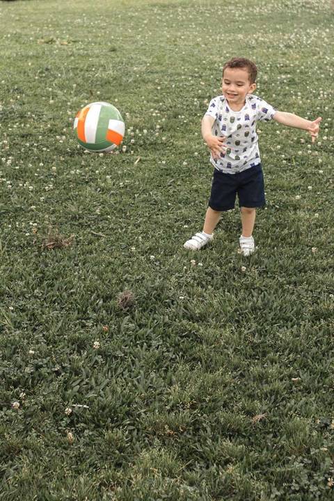 menino jogando bola no parque '