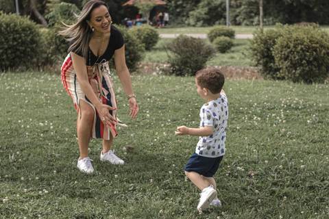 mãe e filho brincando no parque '
