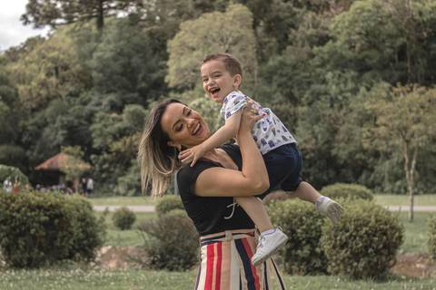 mãe e filho brincando no parque '
