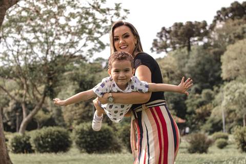 mãe e filho brincando no parque '